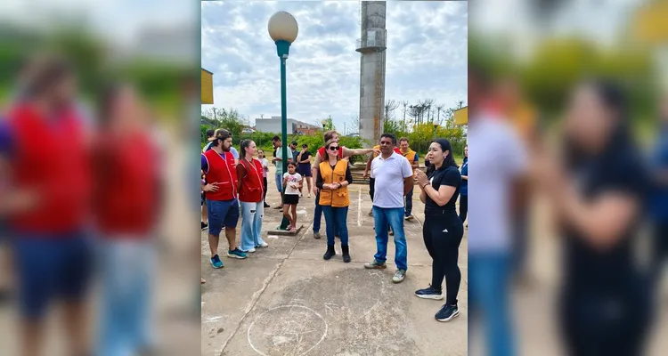 Plantio realizado na Escola Municipal Guaracy Paraná Vieira - San Martin. Na imagem: Caroline Schoenberger (colete amarelo), presidente do Rotary Club de Ponta Grossa Alagados; o vereador Fábio Silva; e Thays Pedroso de Campos, diretora da escola. Imagem de propriedade da MKCOM.