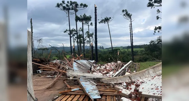 Tornado destrói casas e deixa cerca de 500 pessoas afetadas em Piraí do Sul