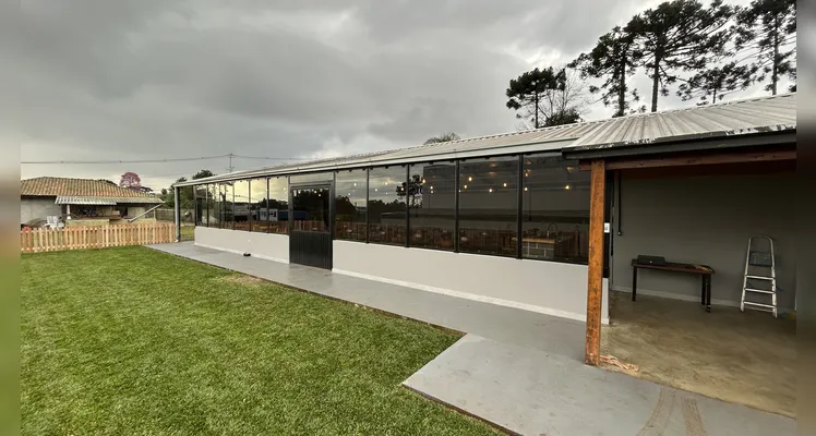 Koch Cervejaria inaugura novo espaço com música e sanduíche de costela em PG