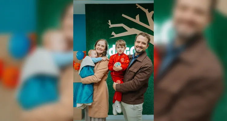 Vinicius Grachinski, Dyessica Ambrosini e os seus filhos Bernardo e Antônio