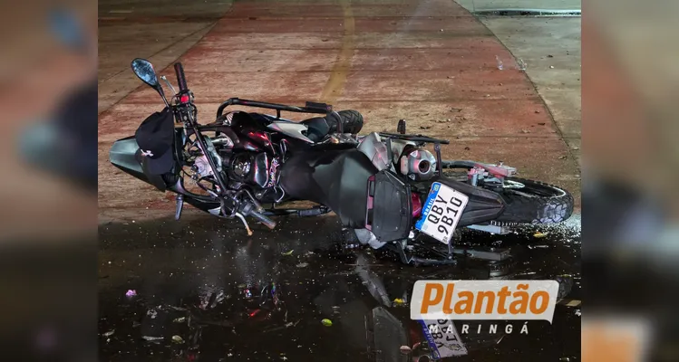 Motociclista perde controle em rotatória e morre ao ser lançado contra árvore