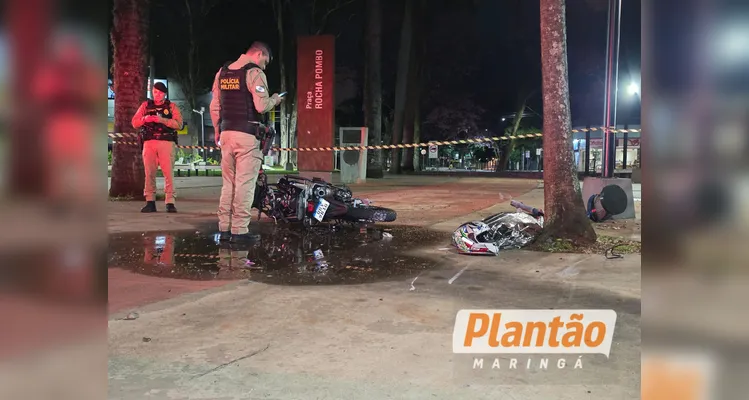 Motociclista perde controle em rotatória e morre ao ser lançado contra árvore
