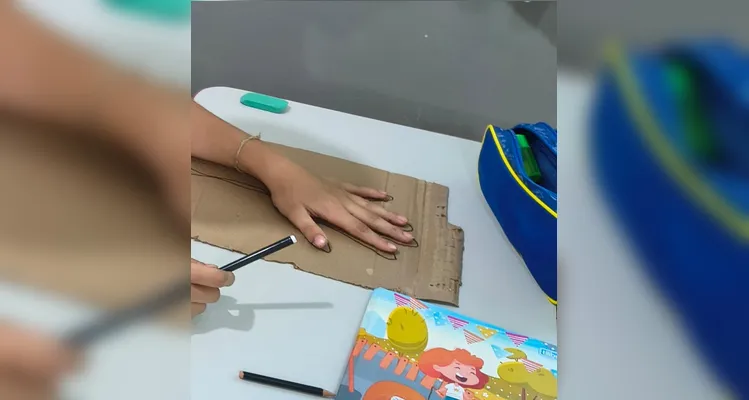 Utilizando materiais como papelão, canudos e barbante, os estudantes construíram uma mão robótica articulada.