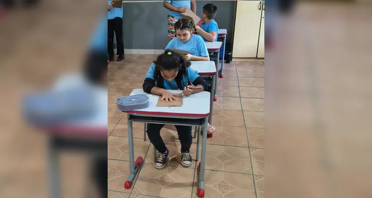 Utilizando materiais como papelão, canudos e barbante, os estudantes construíram uma mão robótica articulada.