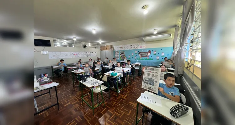 Os alunos tiveram contato com exemplares do Jornal da Manhã, explorando a organização do periódico, identificando diferentes seções e realizando atividades presentes na publicação.