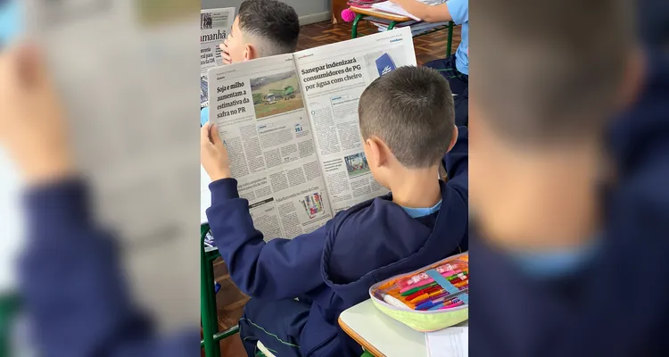 Os alunos tiveram contato com exemplares do Jornal da Manhã, explorando a organização do periódico, identificando diferentes seções e realizando atividades presentes na publicação.