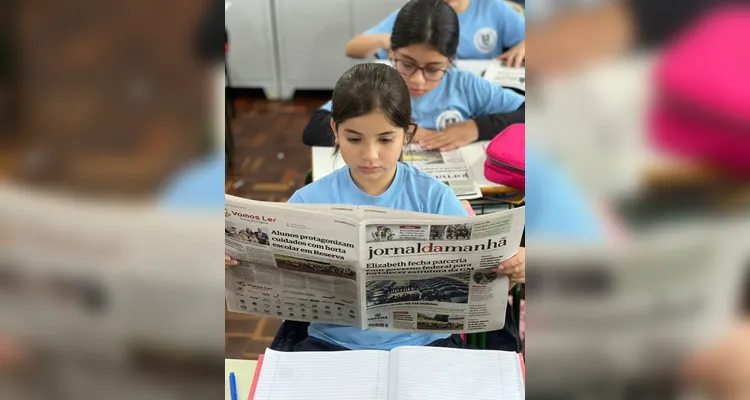 Os alunos tiveram contato com exemplares do Jornal da Manhã, explorando a organização do periódico, identificando diferentes seções e realizando atividades presentes na publicação.