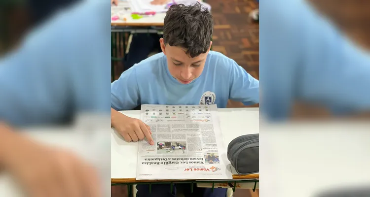 Os alunos tiveram contato com exemplares do Jornal da Manhã, explorando a organização do periódico, identificando diferentes seções e realizando atividades presentes na publicação.