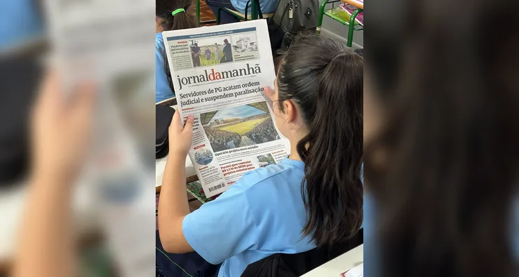 Os alunos tiveram contato com exemplares do Jornal da Manhã, explorando a organização do periódico, identificando diferentes seções e realizando atividades presentes na publicação.