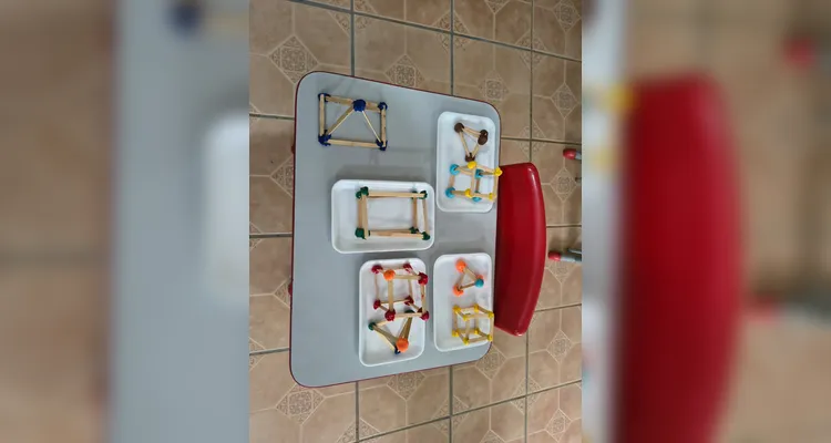 Ao construir diferentes poliedros, os alunos puderam visualizar melhor suas estruturas, identificar semelhanças e diferenças e compreender de maneira concreta a organização de cada forma geométrica.