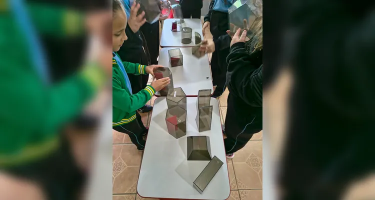 Ao construir diferentes poliedros, os alunos puderam visualizar melhor suas estruturas, identificar semelhanças e diferenças e compreender de maneira concreta a organização de cada forma geométrica.