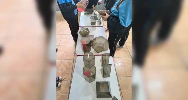 Ao construir diferentes poliedros, os alunos puderam visualizar melhor suas estruturas, identificar semelhanças e diferenças e compreender de maneira concreta a organização de cada forma geométrica.