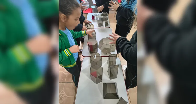 Ao construir diferentes poliedros, os alunos puderam visualizar melhor suas estruturas, identificar semelhanças e diferenças e compreender de maneira concreta a organização de cada forma geométrica.