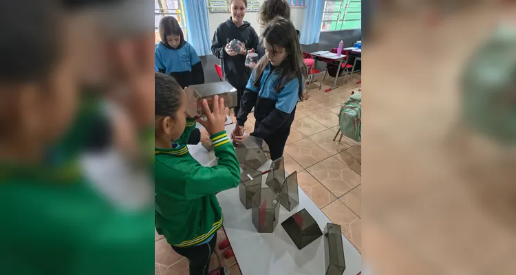 Ao construir diferentes poliedros, os alunos puderam visualizar melhor suas estruturas, identificar semelhanças e diferenças e compreender de maneira concreta a organização de cada forma geométrica.