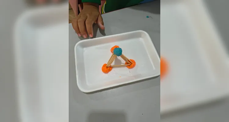 Ao construir diferentes poliedros, os alunos puderam visualizar melhor suas estruturas, identificar semelhanças e diferenças e compreender de maneira concreta a organização de cada forma geométrica.