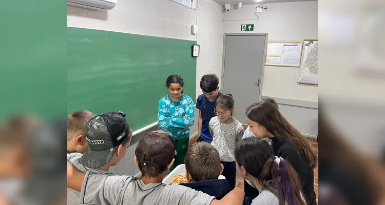 A dinâmica possibilitou a participação da turma e permitiu visualizar, na prática, a relação entre o inteiro e suas partes.