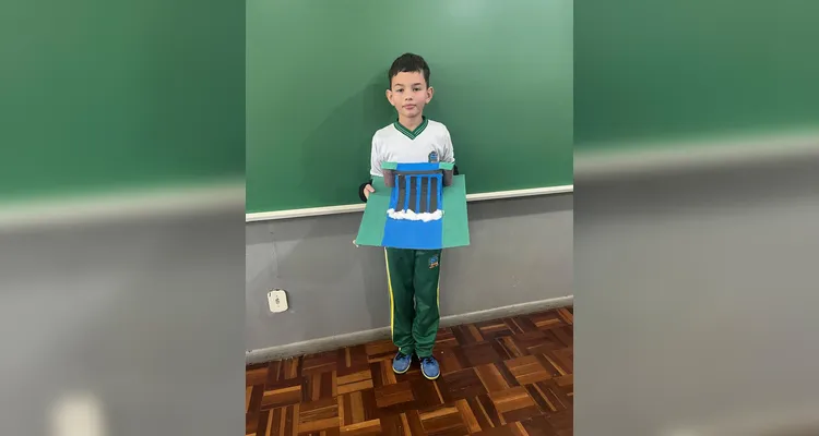 Os alunos desenvolveram, com a participação das famílias, maquetes representando diferentes fontes de energia sustentável.