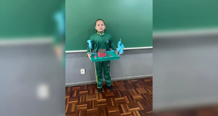 Os alunos desenvolveram, com a participação das famílias, maquetes representando diferentes fontes de energia sustentável.