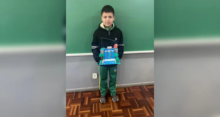 Os alunos desenvolveram, com a participação das famílias, maquetes representando diferentes fontes de energia sustentável.