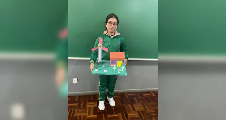 Os alunos desenvolveram, com a participação das famílias, maquetes representando diferentes fontes de energia sustentável.