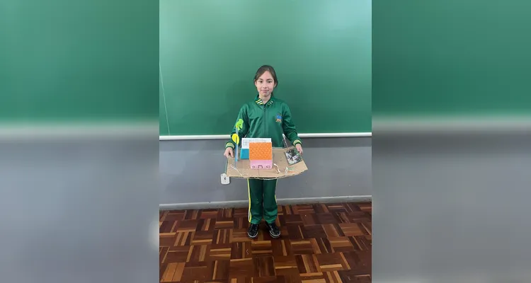Os alunos desenvolveram, com a participação das famílias, maquetes representando diferentes fontes de energia sustentável.