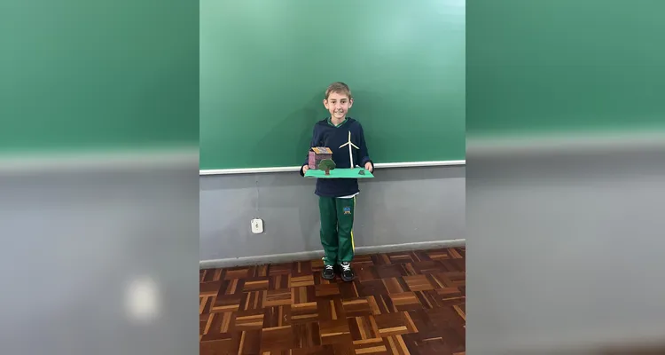 Os alunos desenvolveram, com a participação das famílias, maquetes representando diferentes fontes de energia sustentável.