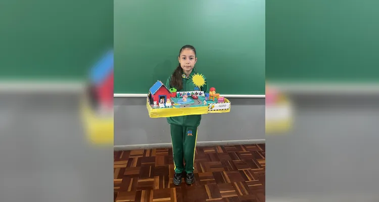 Os alunos desenvolveram, com a participação das famílias, maquetes representando diferentes fontes de energia sustentável.