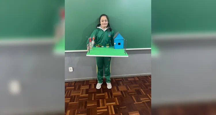 Os alunos desenvolveram, com a participação das famílias, maquetes representando diferentes fontes de energia sustentável.