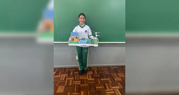 Os alunos desenvolveram, com a participação das famílias, maquetes representando diferentes fontes de energia sustentável.