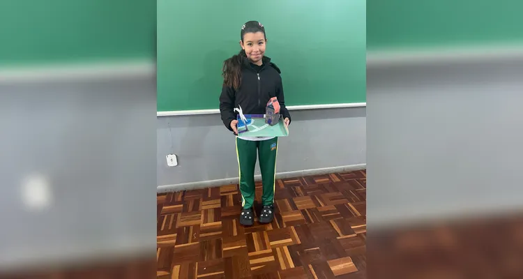 Os alunos desenvolveram, com a participação das famílias, maquetes representando diferentes fontes de energia sustentável.
