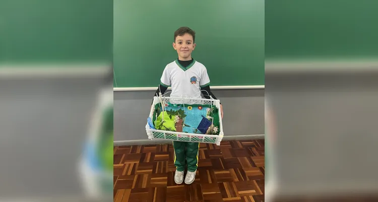 Os alunos desenvolveram, com a participação das famílias, maquetes representando diferentes fontes de energia sustentável.