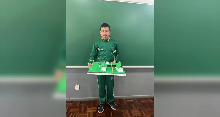 Os alunos desenvolveram, com a participação das famílias, maquetes representando diferentes fontes de energia sustentável.