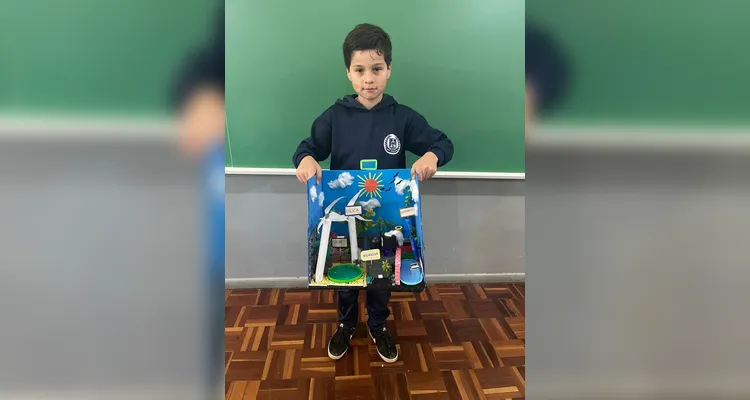 Os alunos desenvolveram, com a participação das famílias, maquetes representando diferentes fontes de energia sustentável.