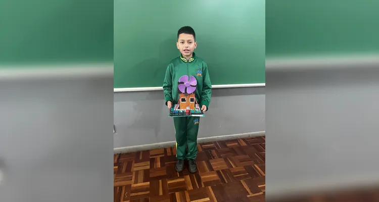 Os alunos desenvolveram, com a participação das famílias, maquetes representando diferentes fontes de energia sustentável.