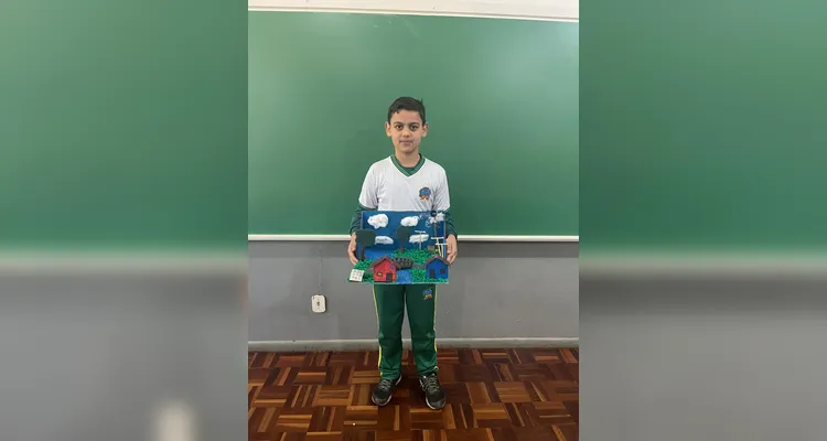 Os alunos desenvolveram, com a participação das famílias, maquetes representando diferentes fontes de energia sustentável.