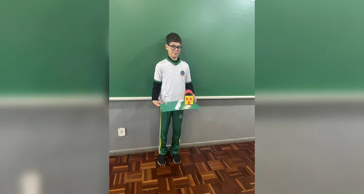 Os alunos desenvolveram, com a participação das famílias, maquetes representando diferentes fontes de energia sustentável.