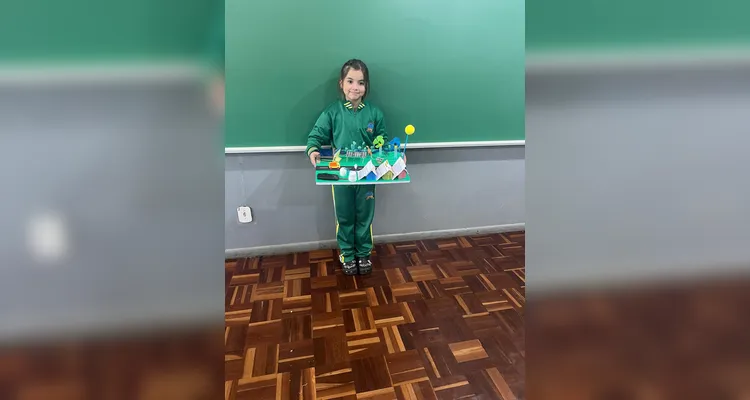 Os alunos desenvolveram, com a participação das famílias, maquetes representando diferentes fontes de energia sustentável.