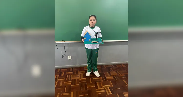 Os alunos desenvolveram, com a participação das famílias, maquetes representando diferentes fontes de energia sustentável.