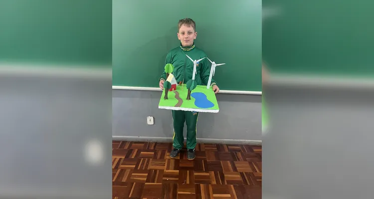 Os alunos desenvolveram, com a participação das famílias, maquetes representando diferentes fontes de energia sustentável.