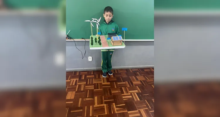 Os alunos desenvolveram, com a participação das famílias, maquetes representando diferentes fontes de energia sustentável.