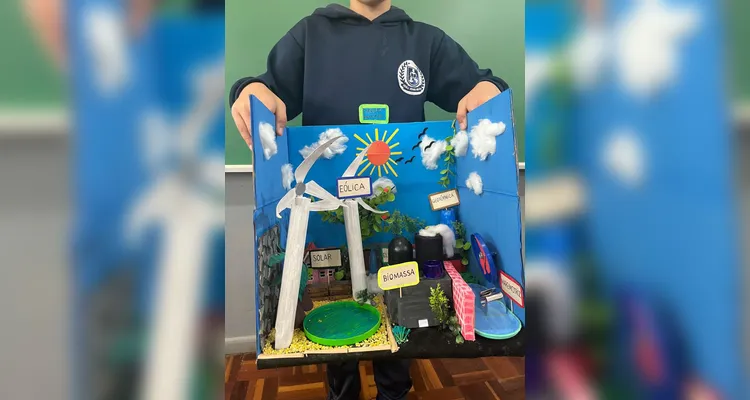 Os alunos desenvolveram, com a participação das famílias, maquetes representando diferentes fontes de energia sustentável.