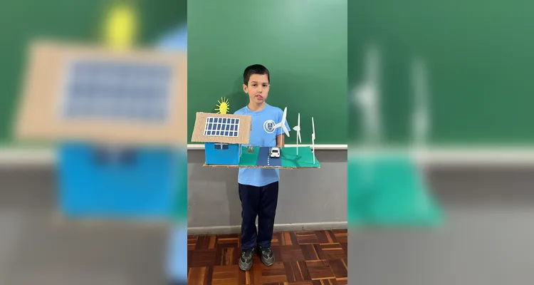 Os alunos desenvolveram, com a participação das famílias, maquetes representando diferentes fontes de energia sustentável.