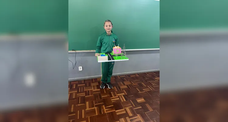 Os alunos desenvolveram, com a participação das famílias, maquetes representando diferentes fontes de energia sustentável.