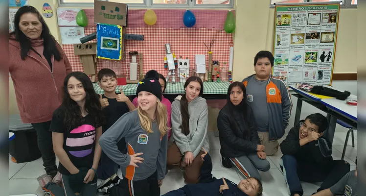 Os alunos realizaram pesquisas, estudos com algoritmos e confeccionaram seus próprios robôs utilizando materiais recicláveis.