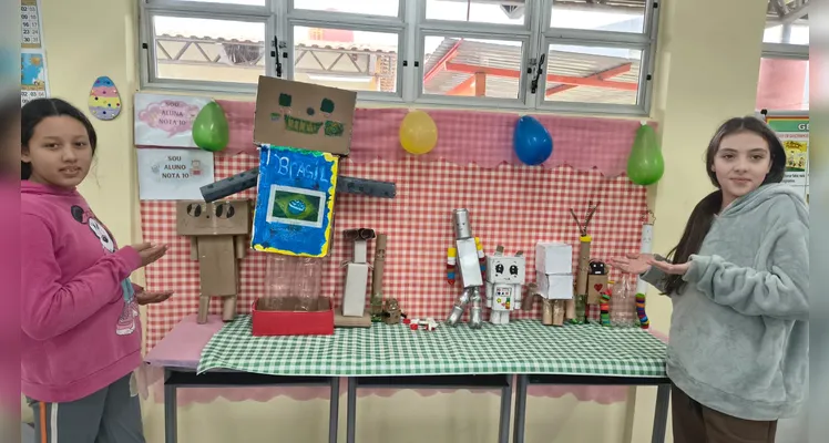 Os alunos realizaram pesquisas, estudos com algoritmos e confeccionaram seus próprios robôs utilizando materiais recicláveis.