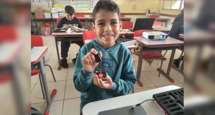 Os alunos realizaram pesquisas, estudos com algoritmos e confeccionaram seus próprios robôs utilizando materiais recicláveis.