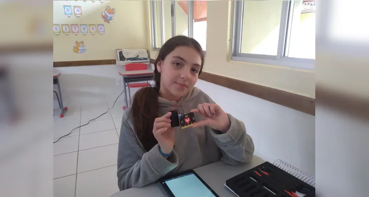Os alunos realizaram pesquisas, estudos com algoritmos e confeccionaram seus próprios robôs utilizando materiais recicláveis.