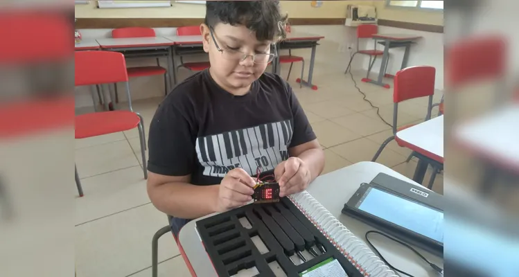 Os alunos realizaram pesquisas, estudos com algoritmos e confeccionaram seus próprios robôs utilizando materiais recicláveis.
