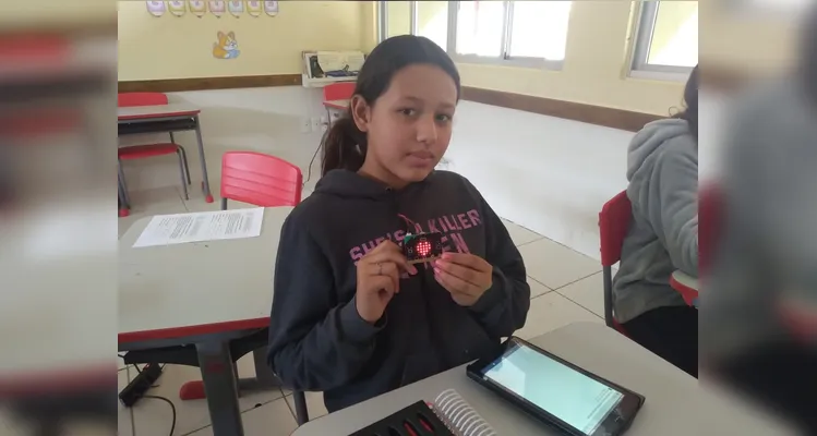 Os alunos realizaram pesquisas, estudos com algoritmos e confeccionaram seus próprios robôs utilizando materiais recicláveis.