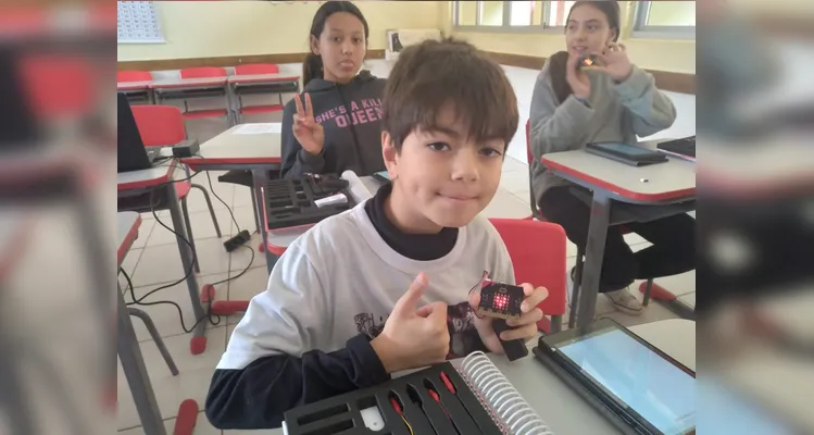 Os alunos realizaram pesquisas, estudos com algoritmos e confeccionaram seus próprios robôs utilizando materiais recicláveis.